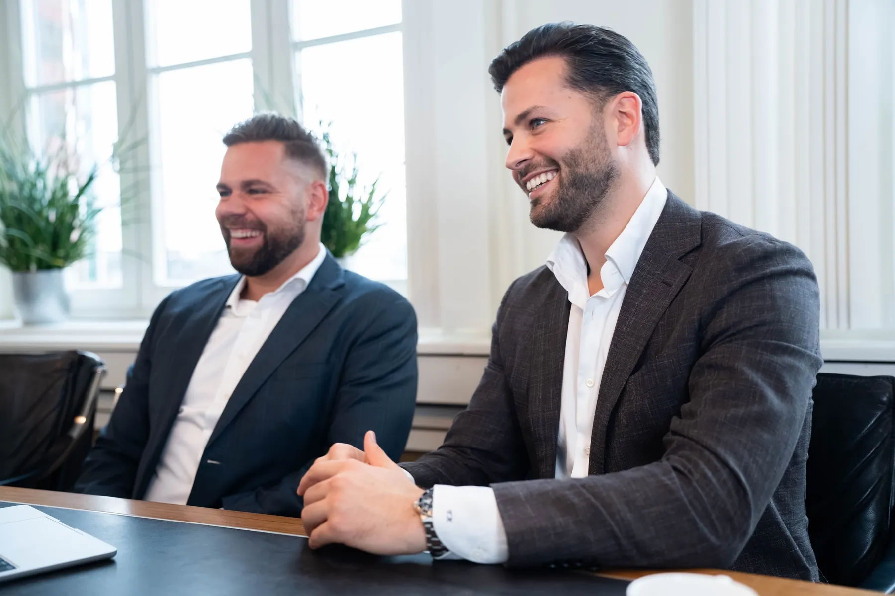Tolga Karakurt im Gespräch am Besprechungstisch im Montanhof